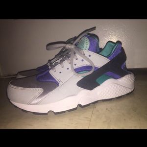 WOMEN'S Nike Air Huarache 7.5