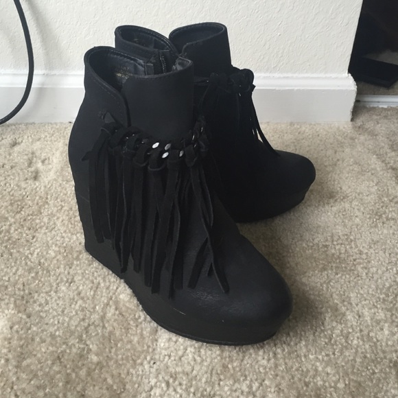 Never worn Sbicca fringe wedge bootie size 7