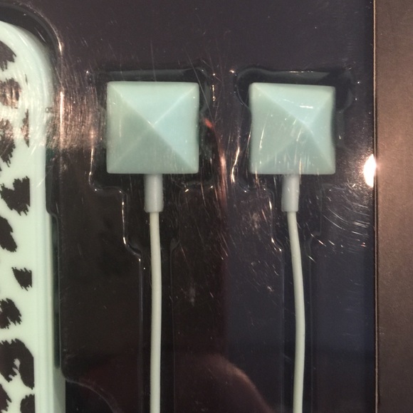 iPhone 5/5s case and ear buds - Picture 3 of 4