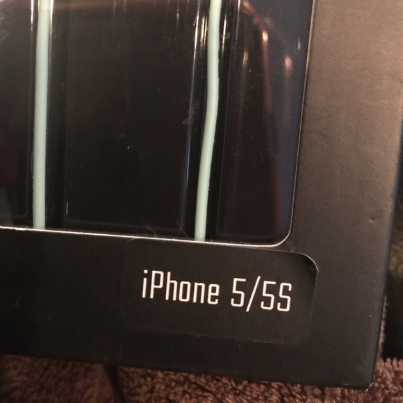 iPhone 5/5s case and ear buds - Picture 4 of 4