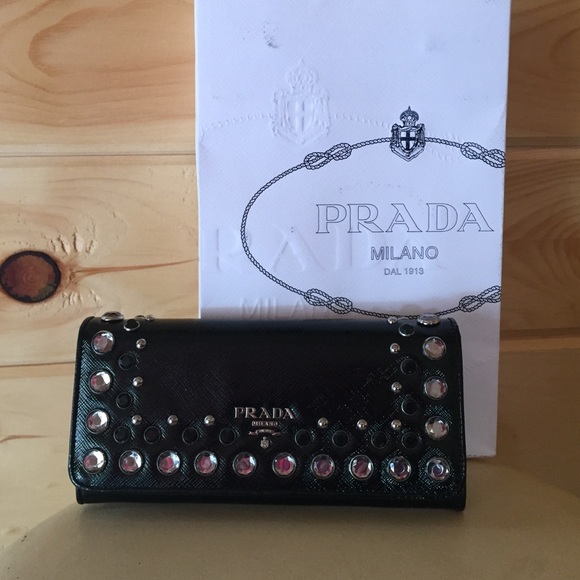Authentic Prada wallet. Nvr used. Cert. Of. Auth