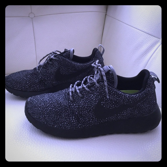 Nike Shoes - Nike Roshe