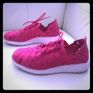 Rare Nike Woven Roshes!