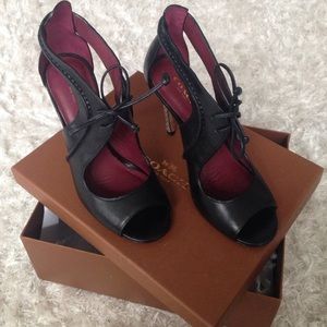 ✨Coach "Loise" Peep Toe Lace up Heels✨