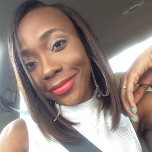 Meet your Posher, Yolna