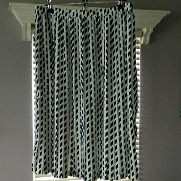 Banana Republic graphic print pleated midi skirt