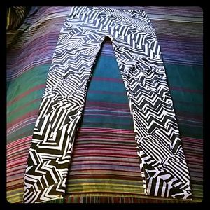 Black and White Abstract Zigzag Pattern Leggings