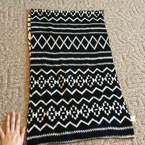 Never worn reversible black/white chunky scarf