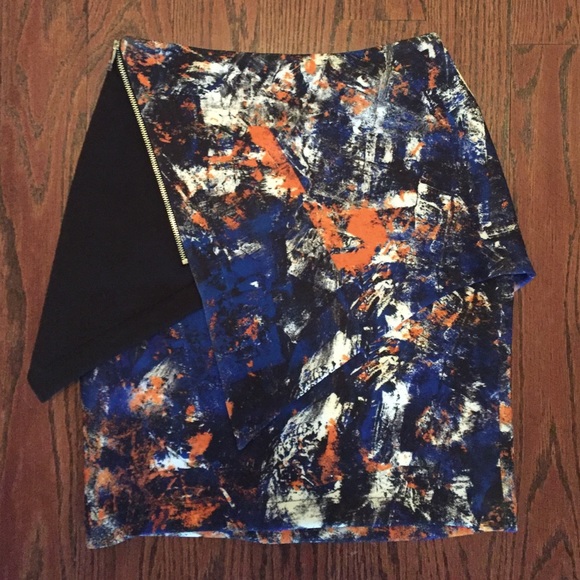 Beautiful designer mini skirt! - Picture 2 of 4