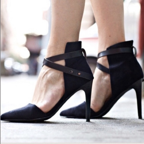HOLD Joes Lauren black suede pumps 6.5