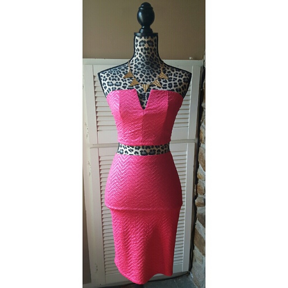 Pink crop top skirt set with necklace - Picture 2 of 4