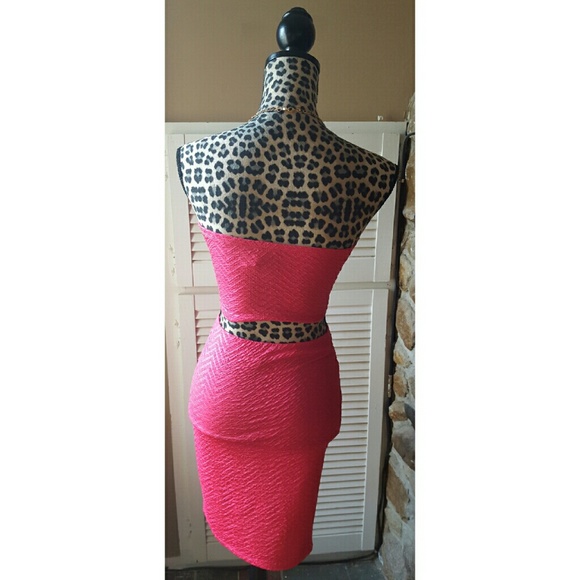Pink crop top skirt set with necklace - Picture 3 of 4