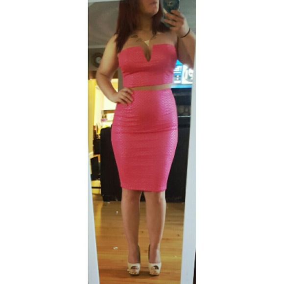 Pink crop top skirt set with necklace - Picture 4 of 4