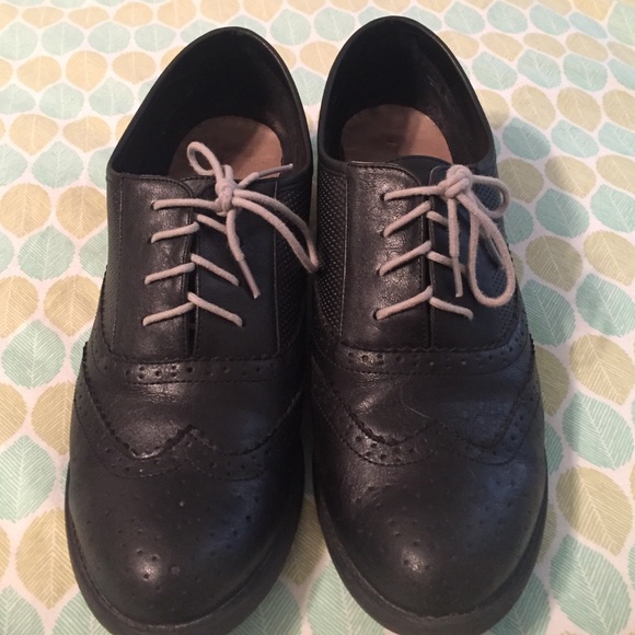 Black oxfords / wingtips with grey laces