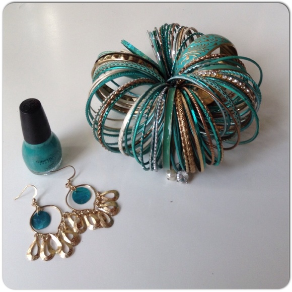 Various Jewelry - A BANGLE BUNDLE