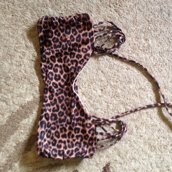 Acacia kroboken (sp?) bikini top