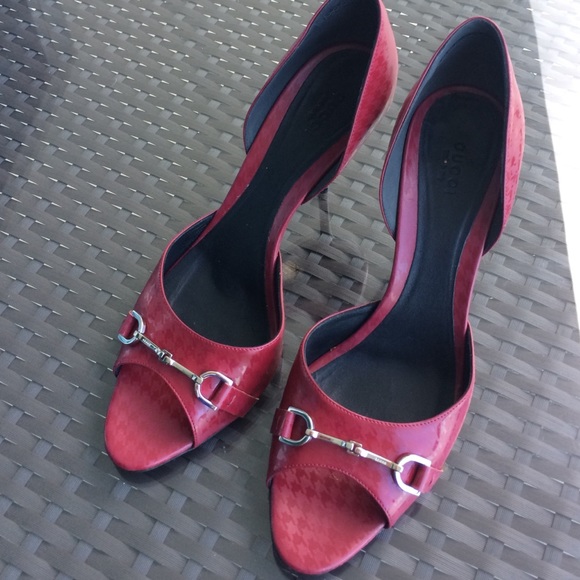 Gucci burgundy pumps