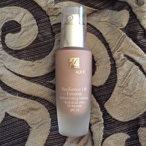 Estée Lauder foundation in shell beige 05