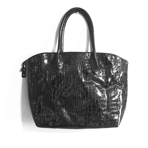 ‼️ price drop‼️Black faux snake skin tote!