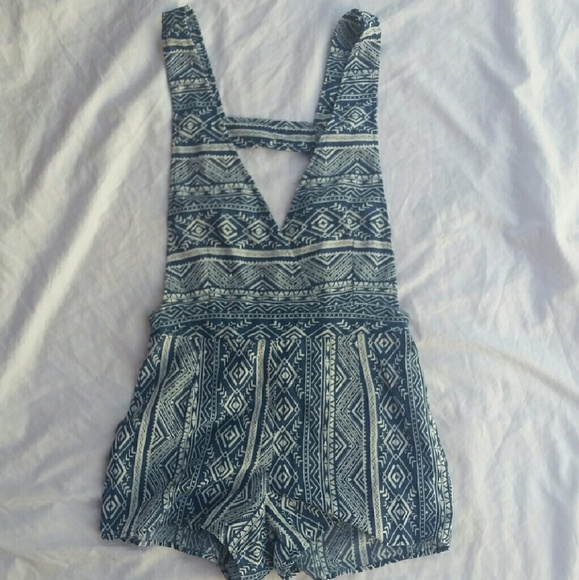 🌵🌹Open back romper in blue and off-white