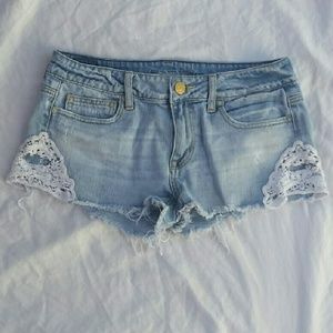 🌵🌹AEO destroyed cut offs with lace detail