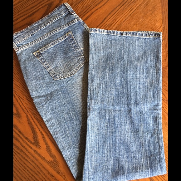 LOWER PRICE!! Levi's Straight Leg Jeans