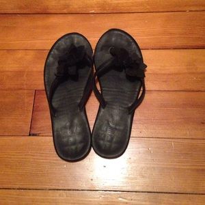 Black flower flip flops