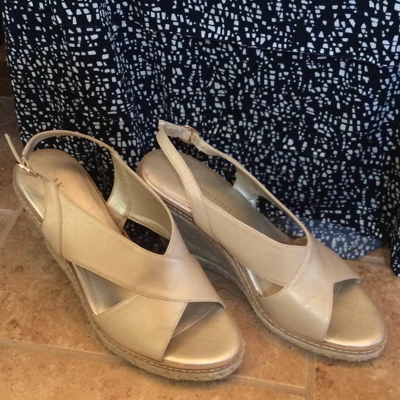 🌟Final Price🌟Anne Klein cream color wedges
