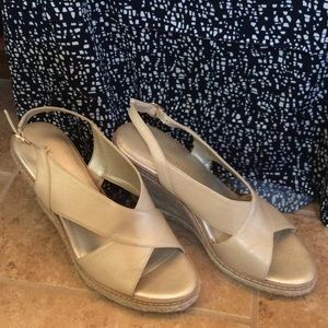 🌟Final Price🌟Anne Klein cream color wedges