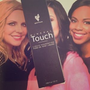 Younique Mineral Liquid foundation in Tafetta