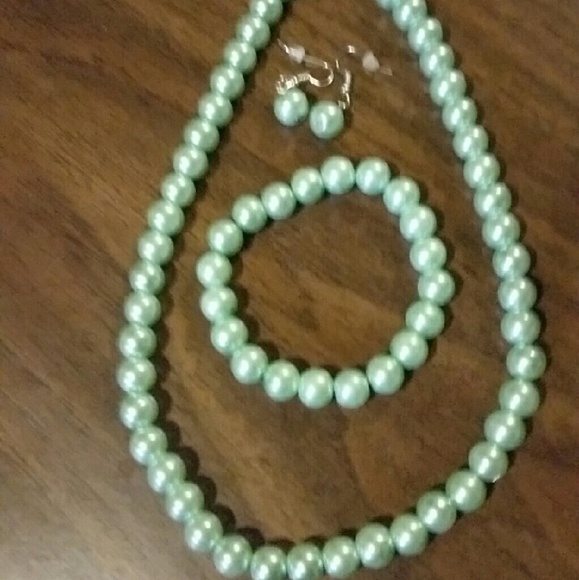 Mint green pearl necklace trio
