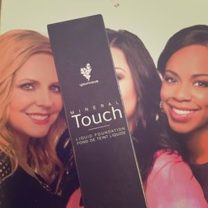 Younique mineral liquid foundation in VELOUR