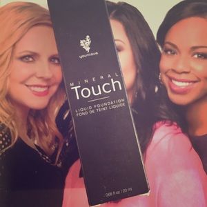 Younique mineral liquid foundation in CASHMERE