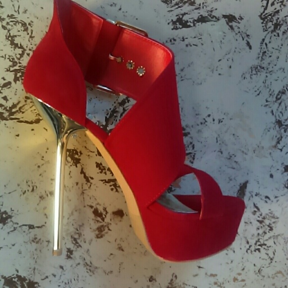 Sexy Buck Heels - Picture 2 of 3