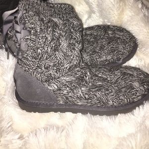 Uggs! Knit grey/white with ties boots!