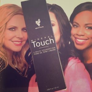 Younique mineral liquid foundation in CHIFFON