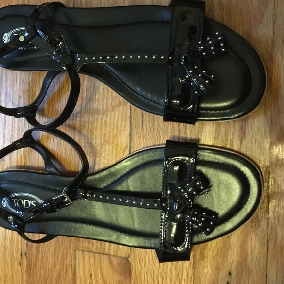 Tods black patent tassel sandles