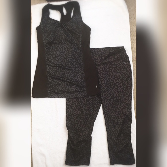 SOLD MER‼️Leopard print workout set