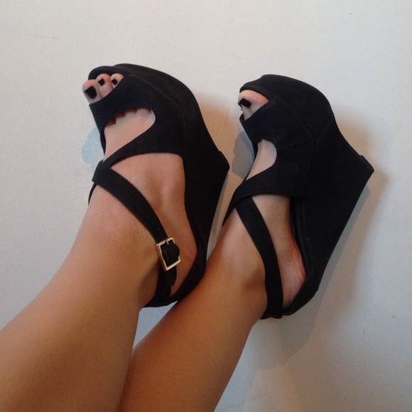 Steve Madden criss cross wedges - Picture 2 of 3