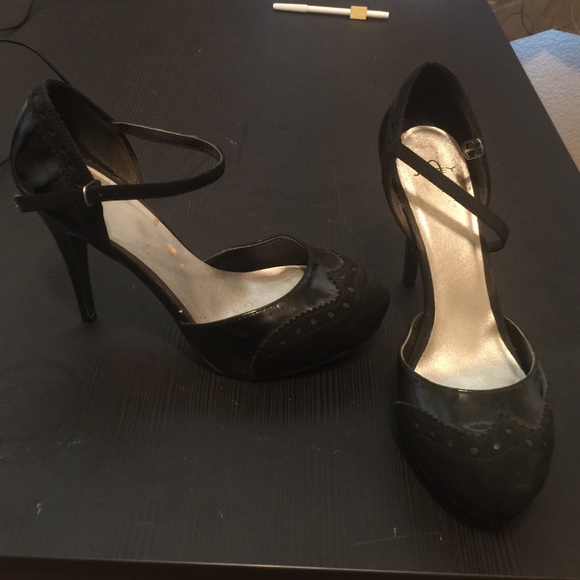 Black platform pumps size 8.5