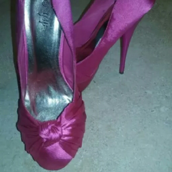 Deb FUCHSIA SATIN CLOSED TOE PLATFORM PUMP - Picture 2 of 4