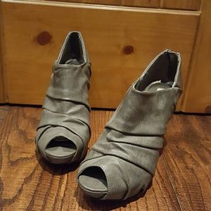 Simply Vera Wang Grey Heels