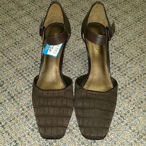 Liz Claiborne brown sandal