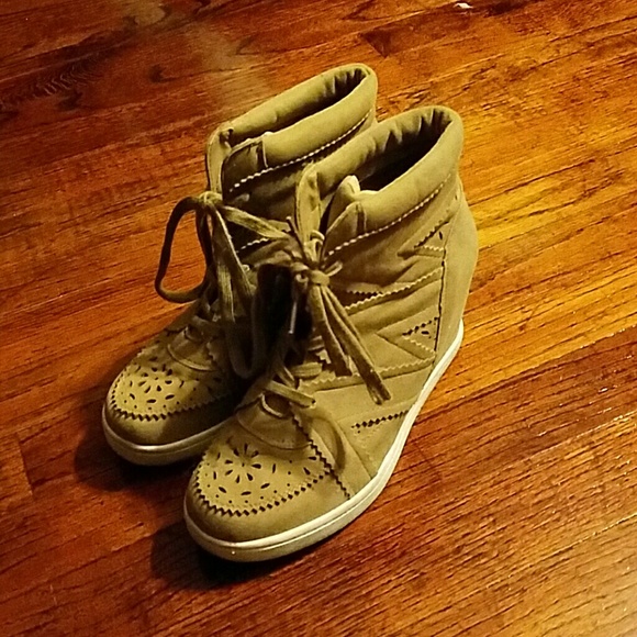 Wedge tennis shoes
