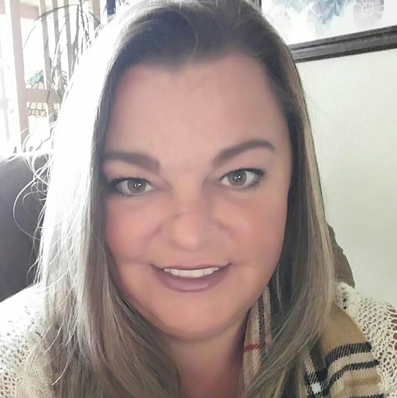 Meet your Posher, Michelle - Picture 2 of 3