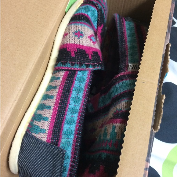 Aztec color Toms