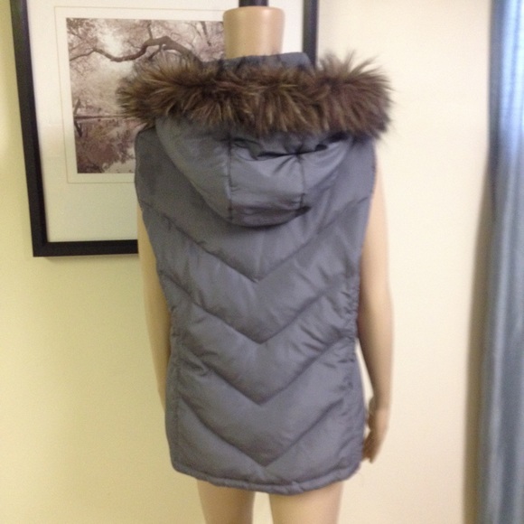 Calvin Klein Vest. - Picture 2 of 3