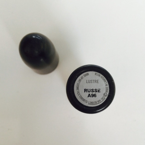 LE **NEW**  "RUSSE" LIPSTICK - Picture 3 of 3