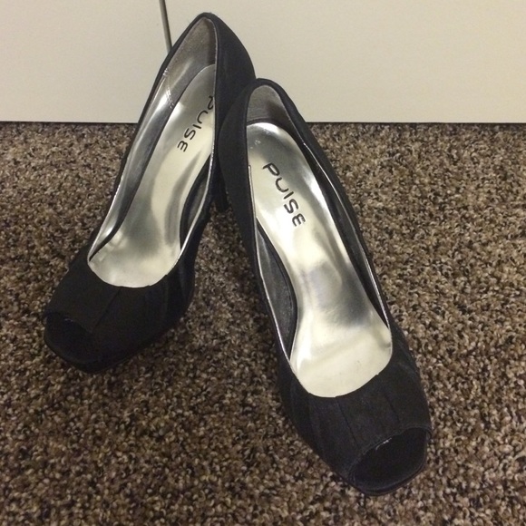 Peep toe pumps