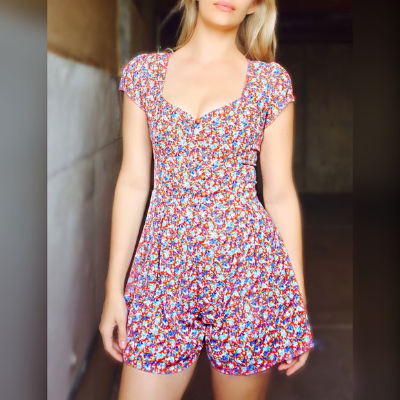 LAST Medium & LAST LARGE✨Must Have Floral Romper! - Picture 3 of 3